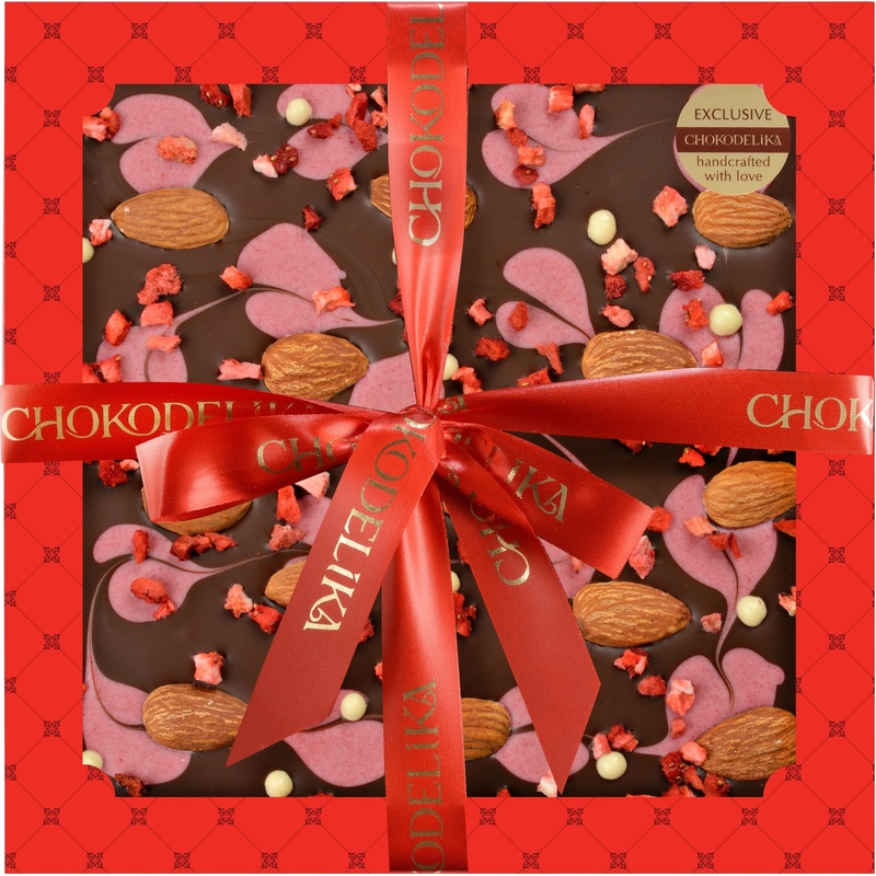 Изображение товара Подарочный набор шоколада Chokodelika Узорный с клубникой и миндалём 200 г
