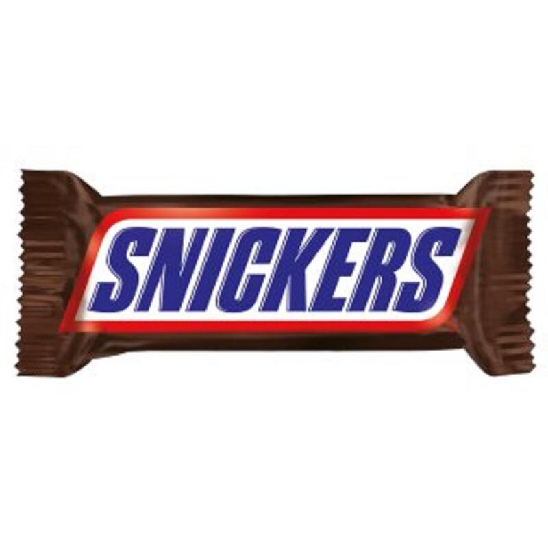 Snickers 220v на белом фоне